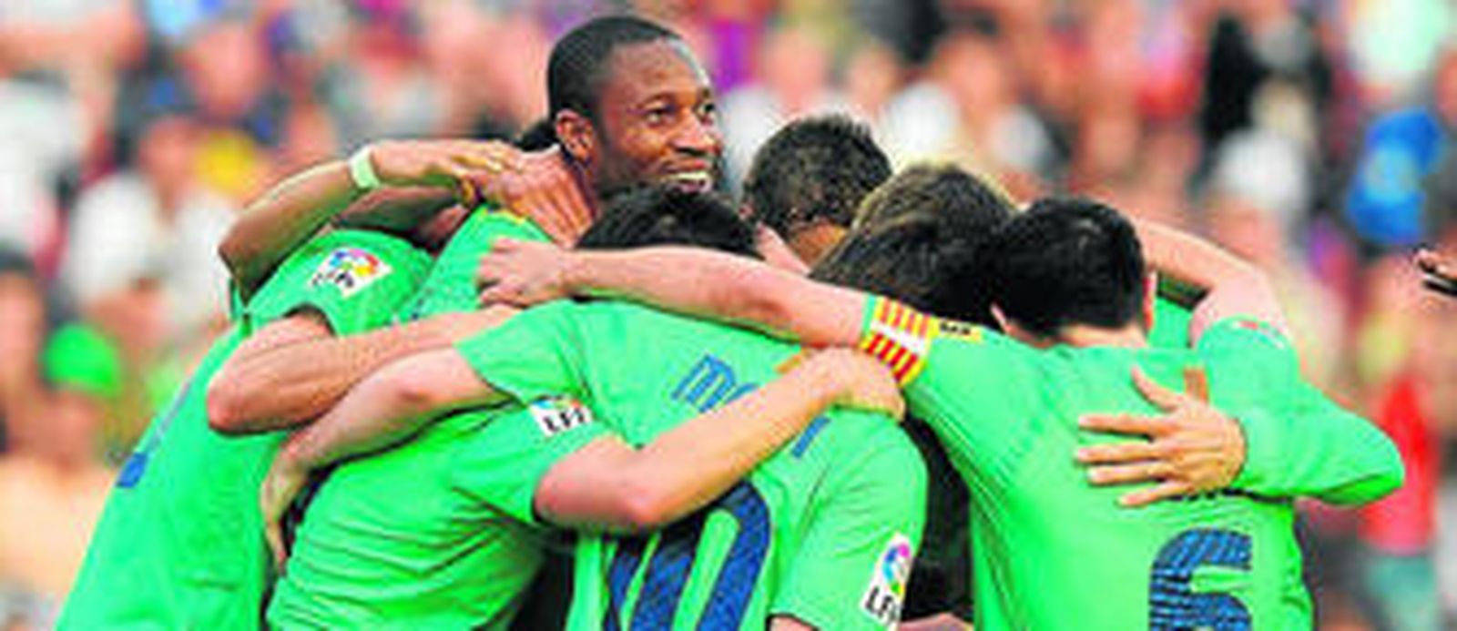 Los jugadores del Barcelona abrazan a Keita después del gol.