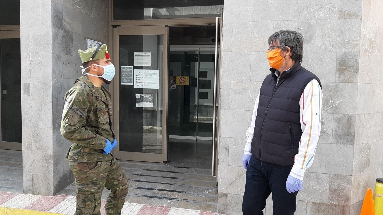 El alcalde, Manuel Cortés, recibiendo a la legión.