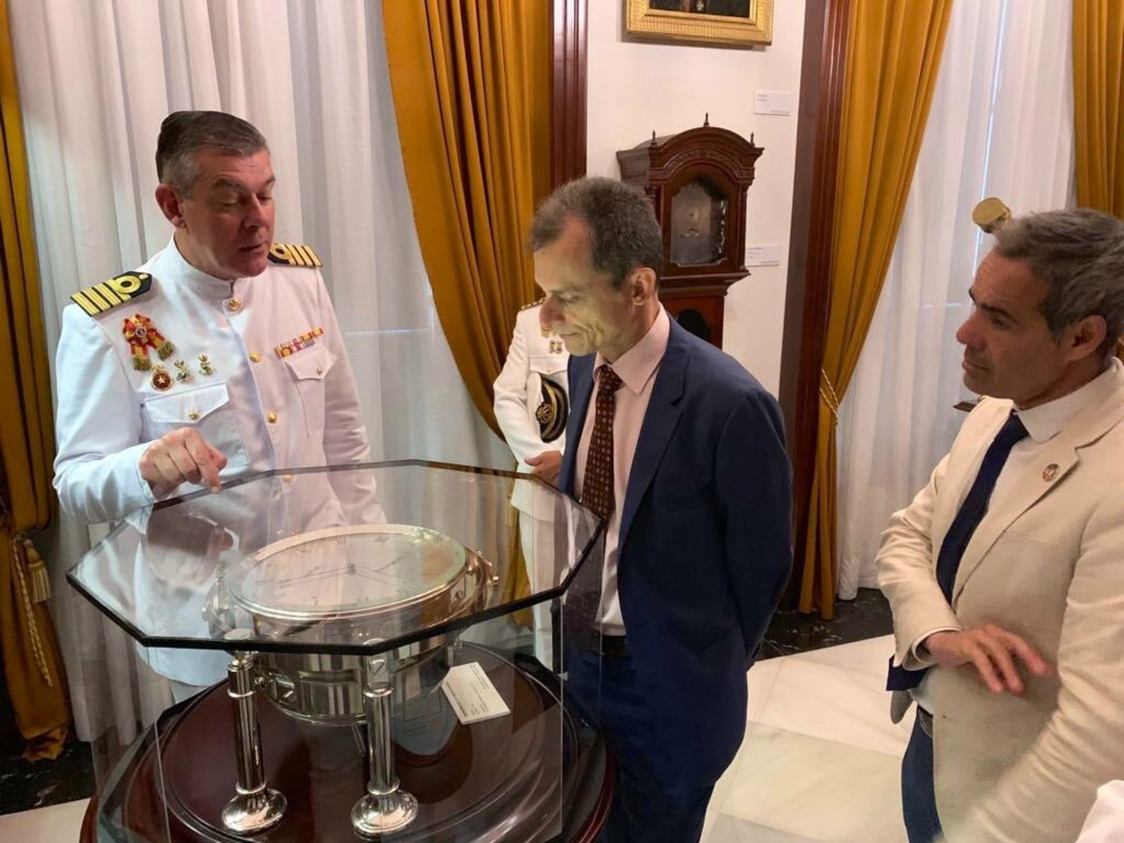 El ministro Pedro Duque en el Observatorio de la Armada.