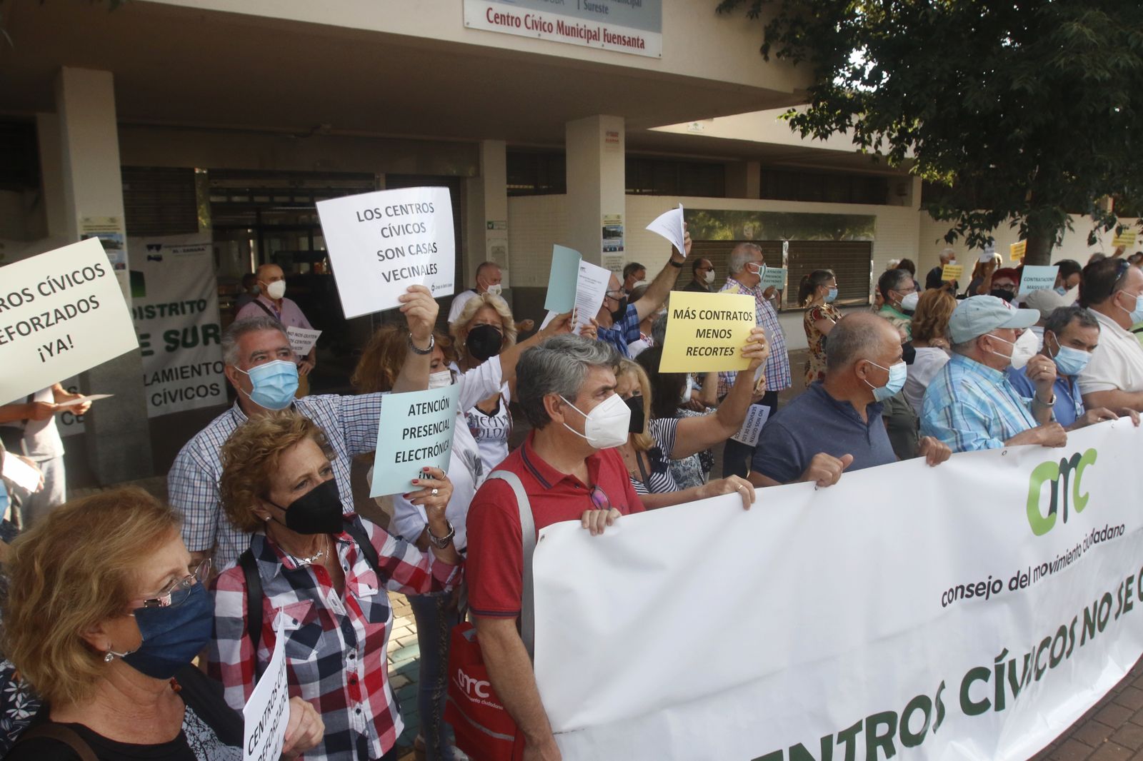 El encierro para exigir la apertura de los centros cívicos de Córdoba, en imágenes