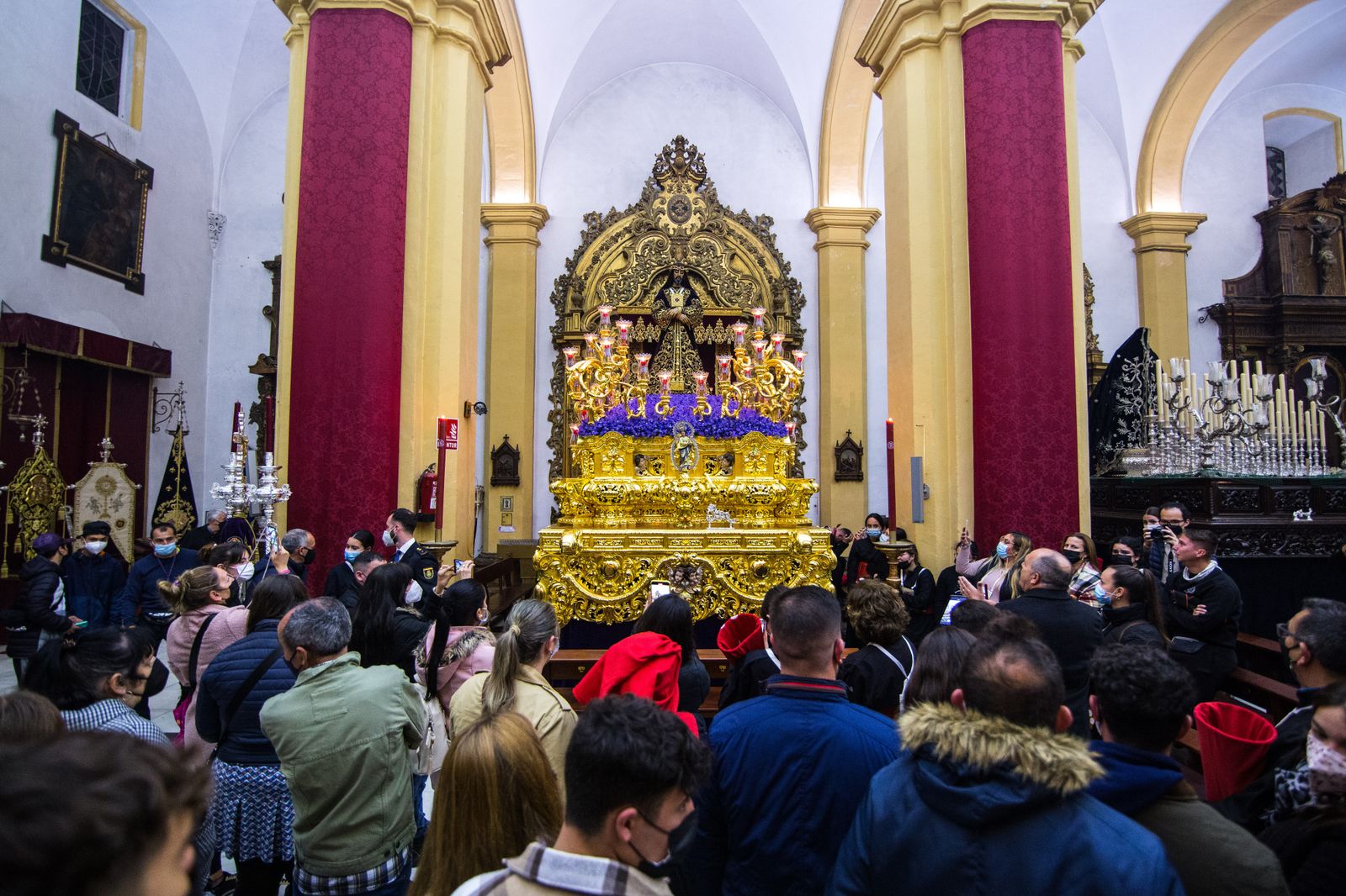 El paso de Jesús de Medinaceli, rodeado de gente dentro del templo, tras suspenderse la salida procesional.