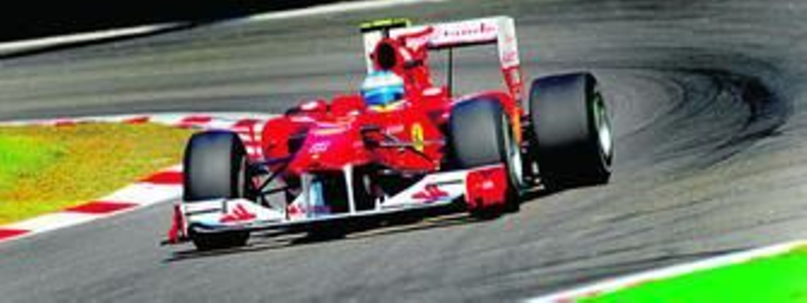 Alonso pilota su monoplaza durante la sesión de clasificación de ayer.