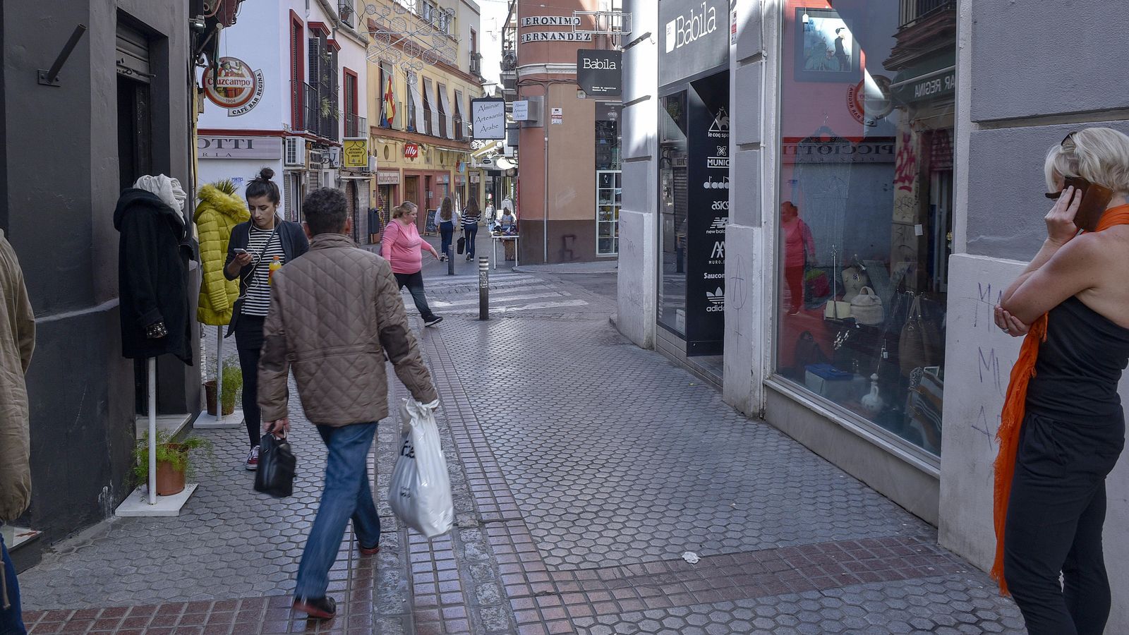 La populosa calle Regina.