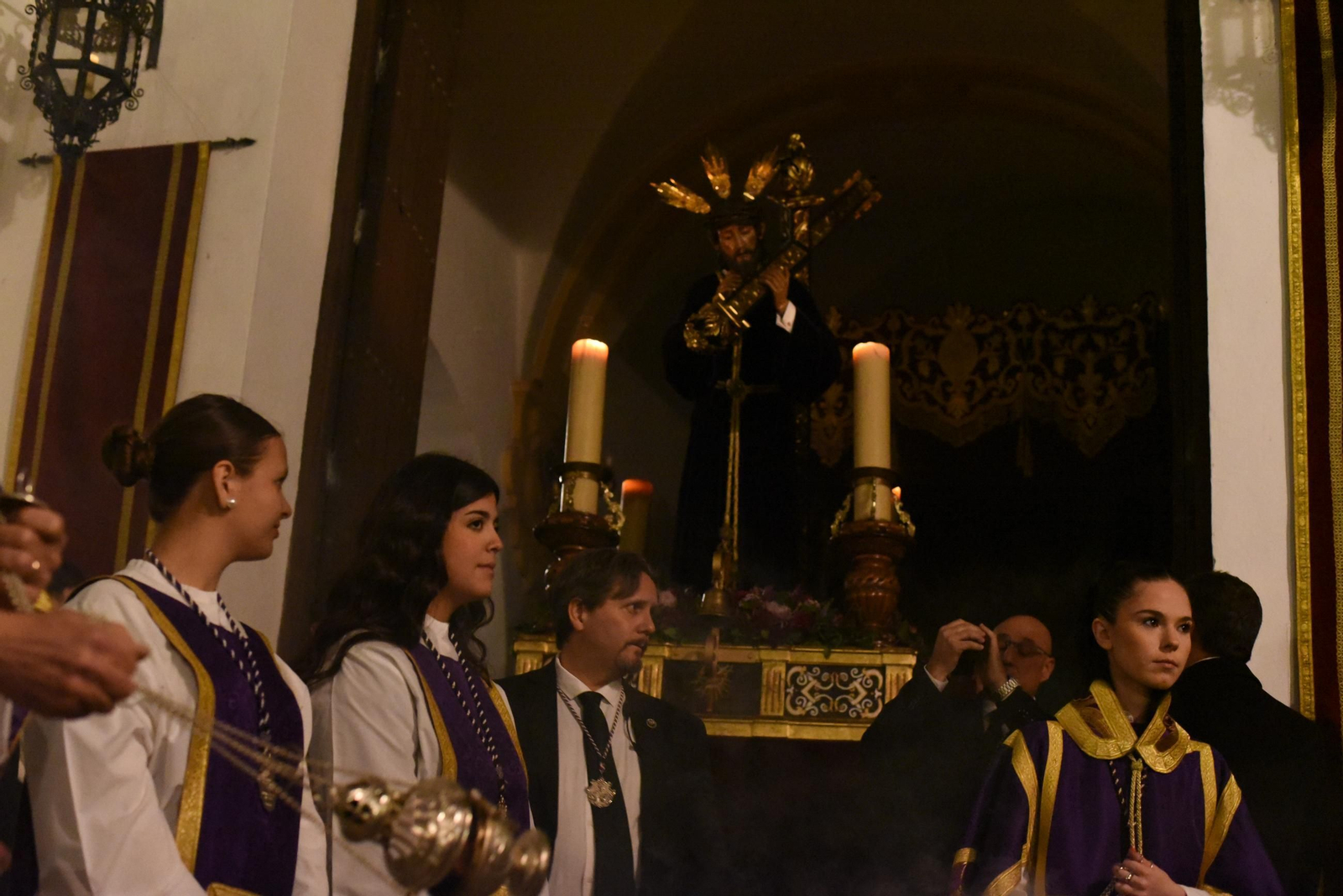 El vía crucis del Señor de Pasión por las calles de San Basilio, en imágenes