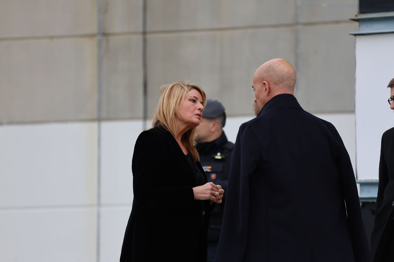 Fotografías de la llegada de Juanma Moreno, Feijóo y todas las autoridades al funeral por las víctimas de Adamuz en Huelva