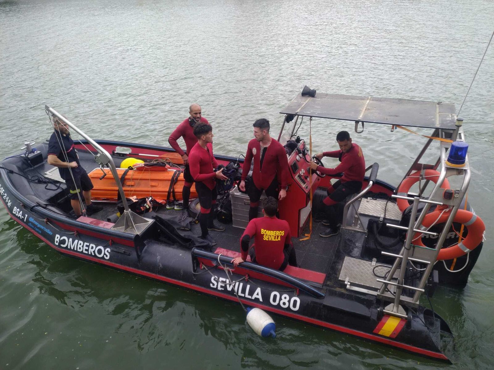 Los submarinistas de los Bomberos, que han rescatado el cadáver del joven.
