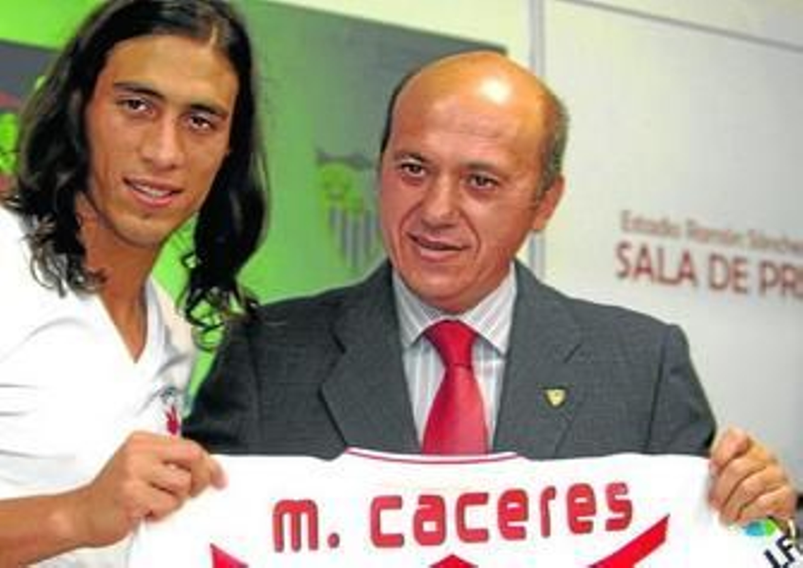 Martín Cáceres y José María del Nido posan con la camiseta del nuevo jugador sevillista durante su presentación.