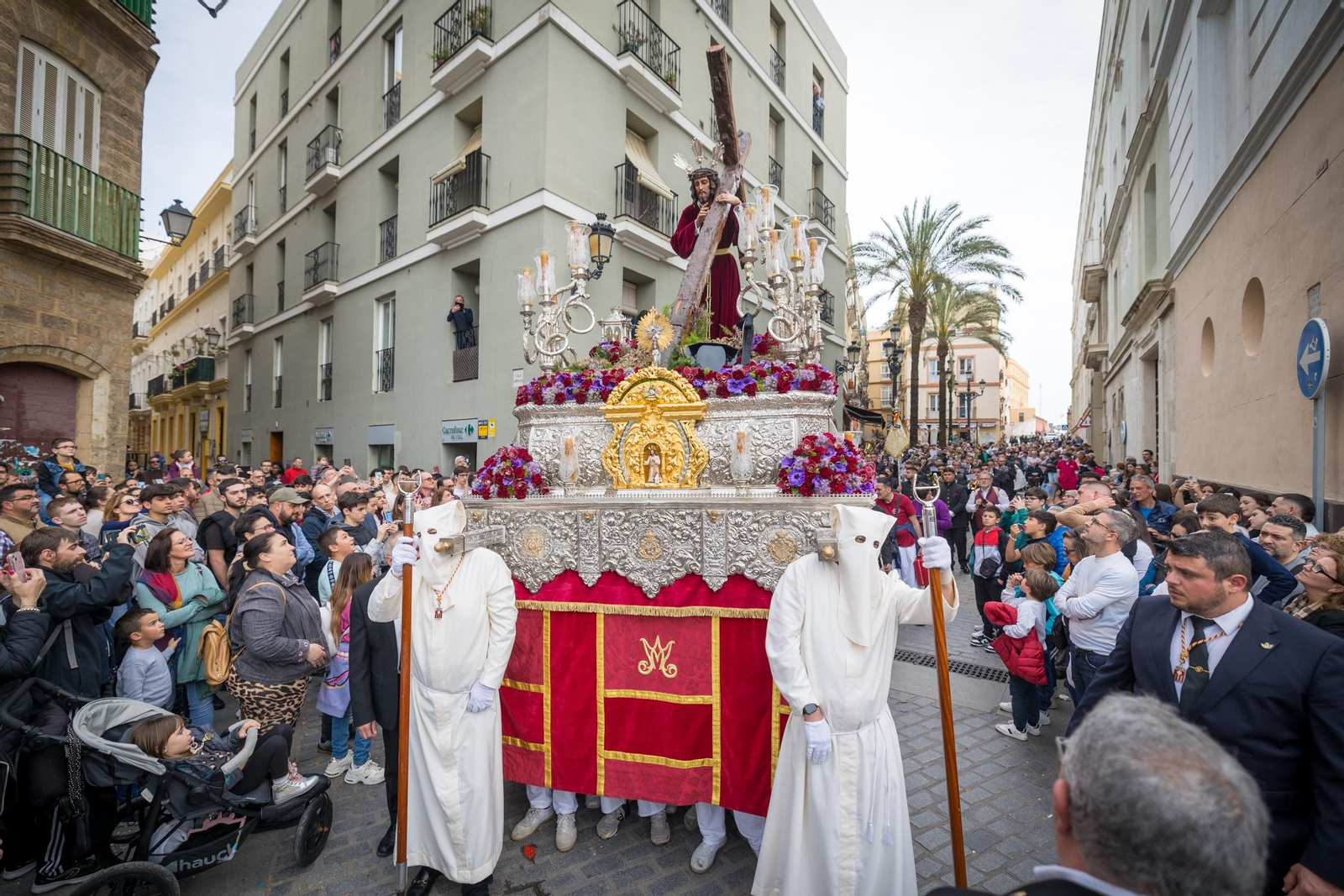 Las imágenes de la salida procesional del Nazareno de la Obediencia en la Semana Santa de Cádiz 2024