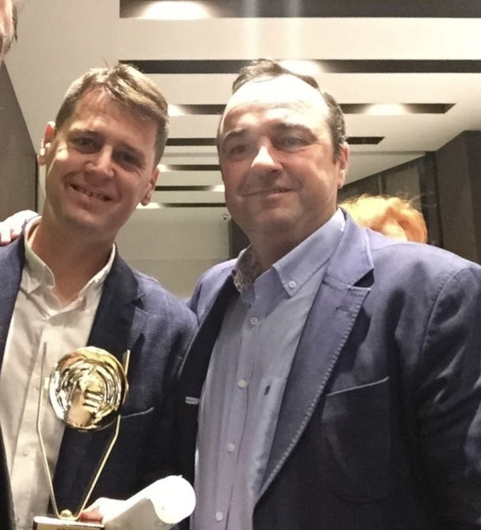 Juan José Flor y Juan Manuel Venegas, tras recibir el premio.