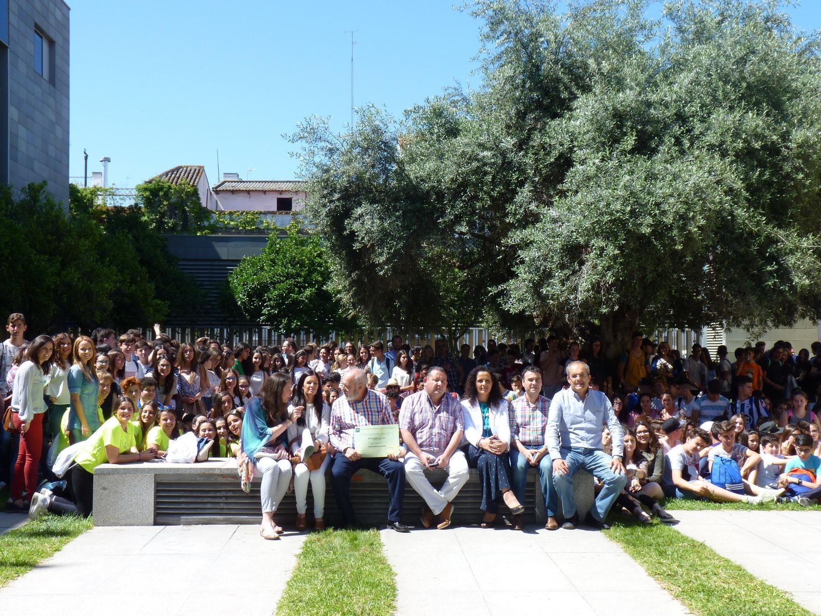 En la foto de archivo, jóvenes participantes en el Programa Parlamento Joven posan en el Patio del Olivo de la Sede Provincial