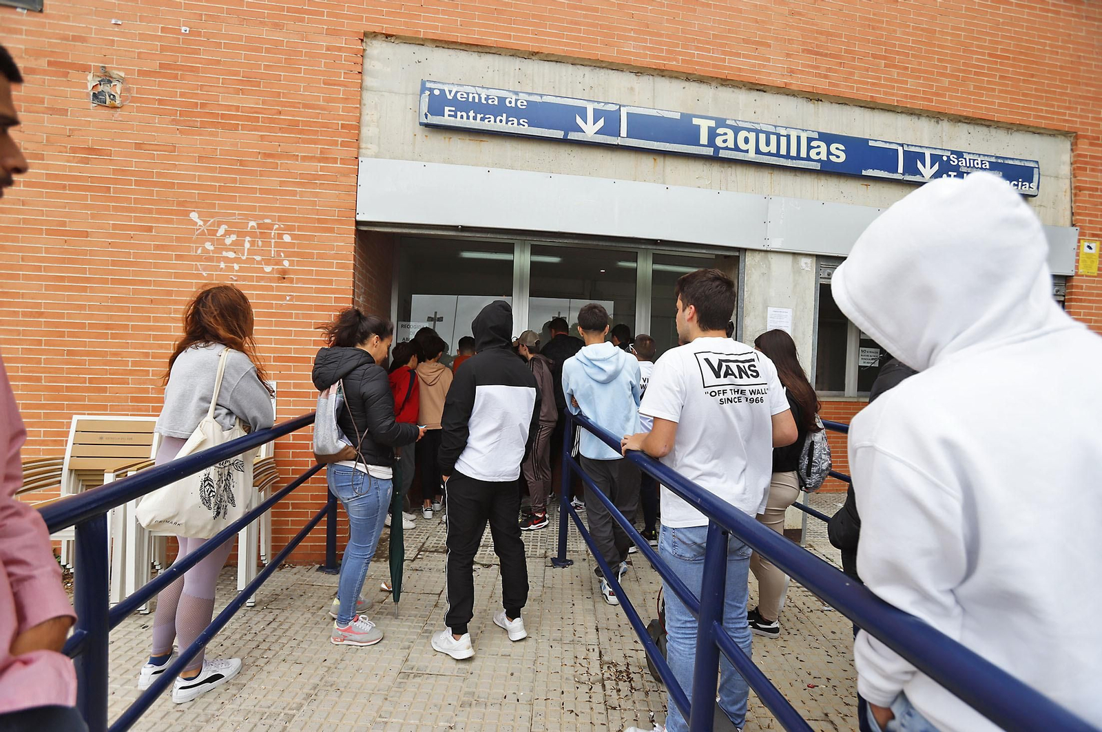 Largas colas para comprar las últimas entradas de la final del Recreativo de Huelva