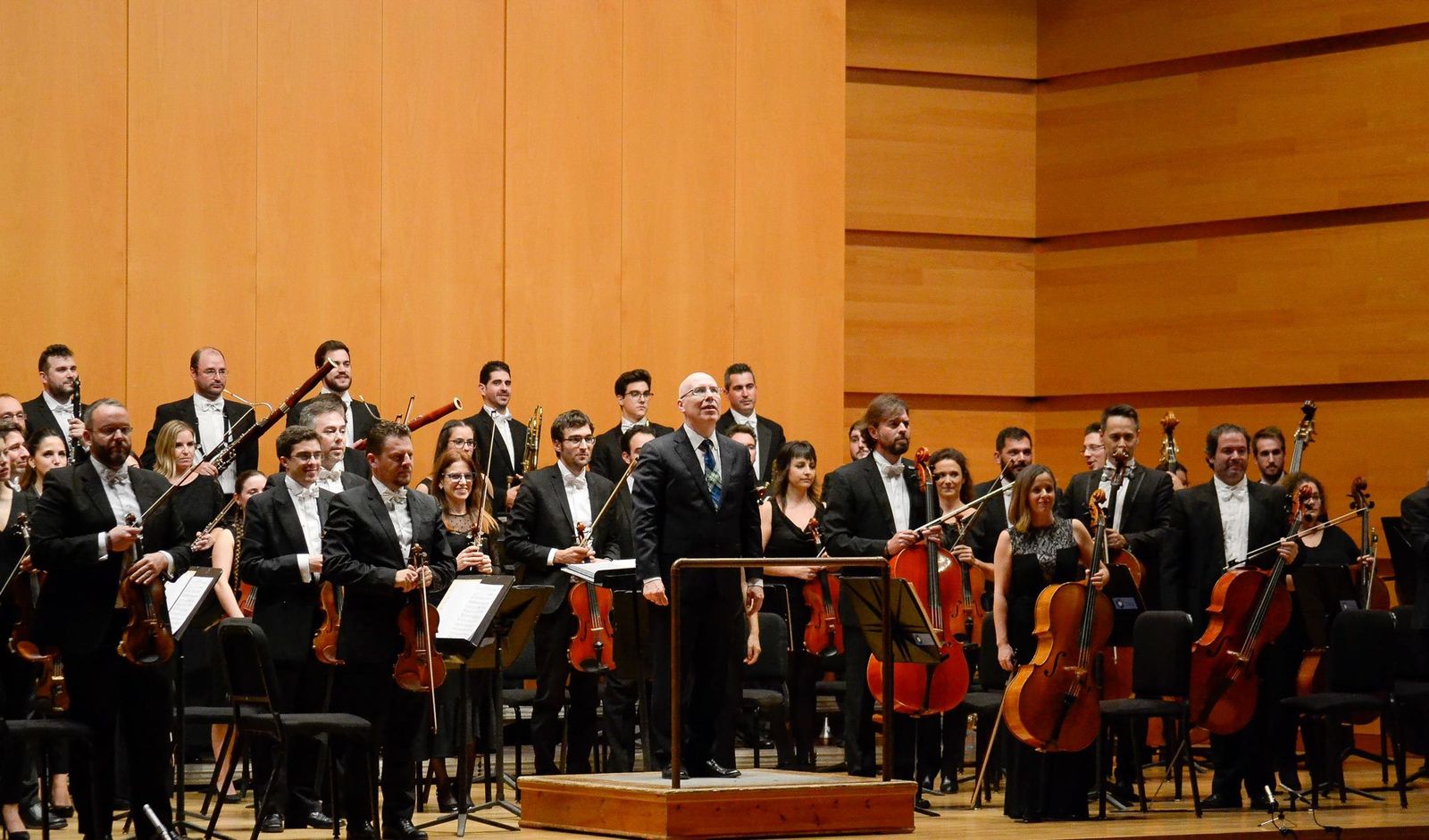 Michael Thomas, al frente de la Orquesta Ciudad de Almería tras un concierto.