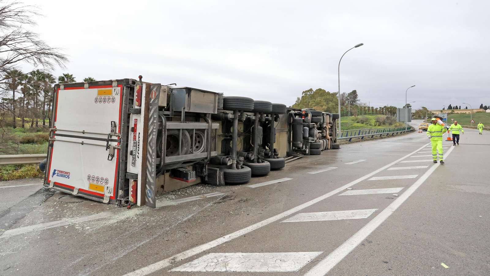 Accidente de un camión en la A-2004 junto a la salida de la autopista de La Cartuja