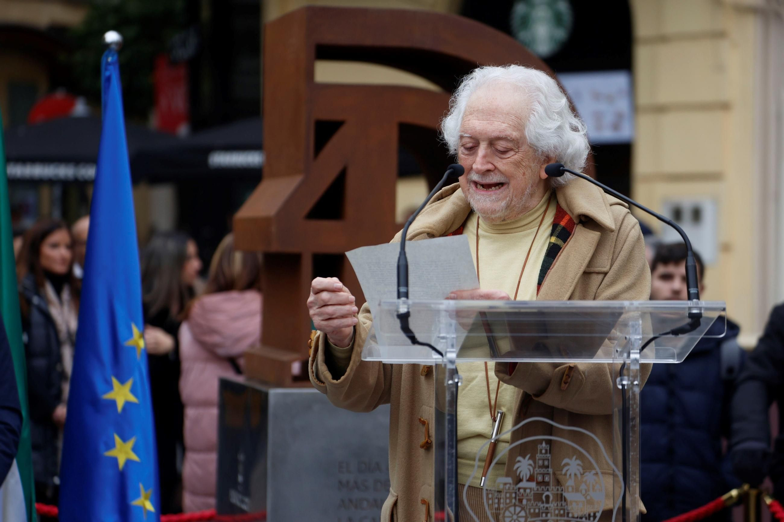 Juanma Moreno inaugura el monumento homenaje al Día de la Bandera de Andalucía en Córdoba, en imágenes