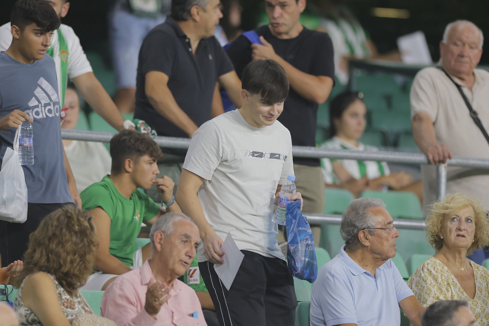 Búscate en las fotos del Betis-Valencia