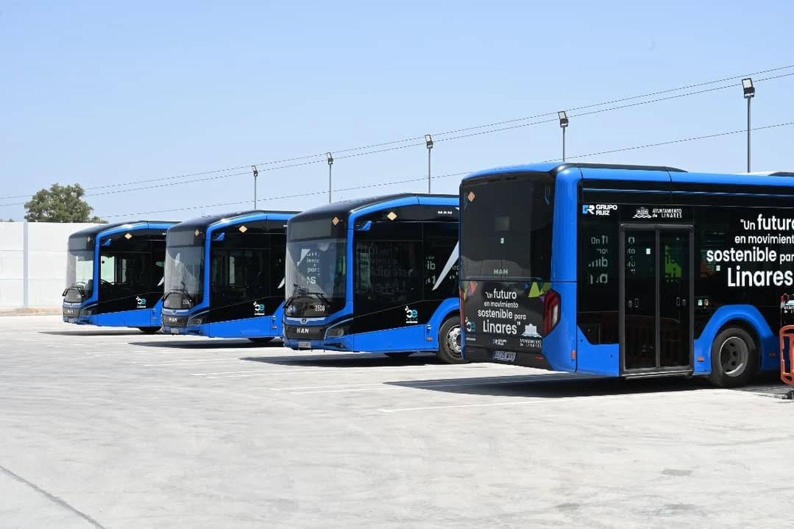 Imagen de archivo de buses urbanos de Linares.