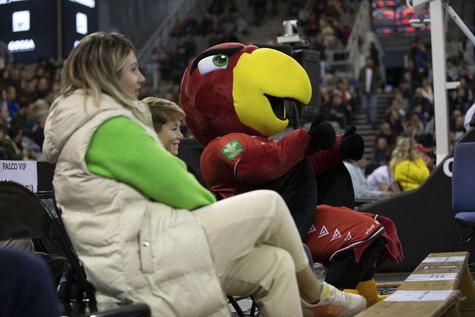 Encuéntrate en la grada del Palacio en el Covirán - Obradoiro
