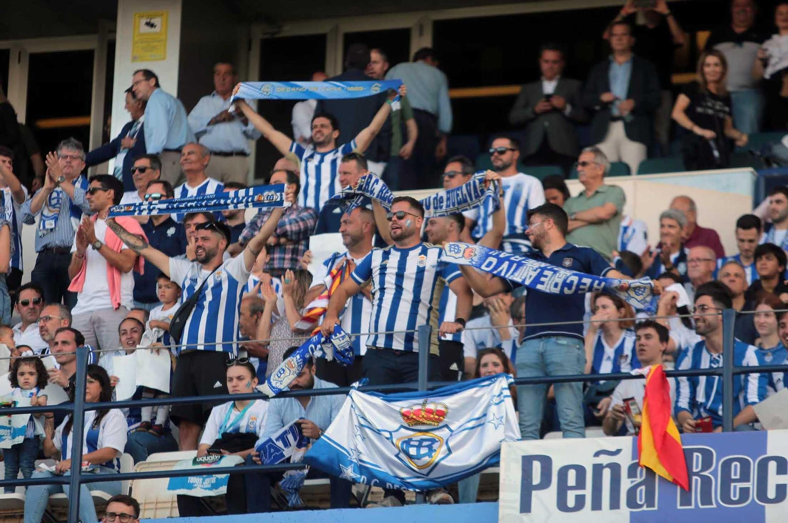 Imágenes del gran ambiente en el Nuevo Colombino en el ascenso del Recre