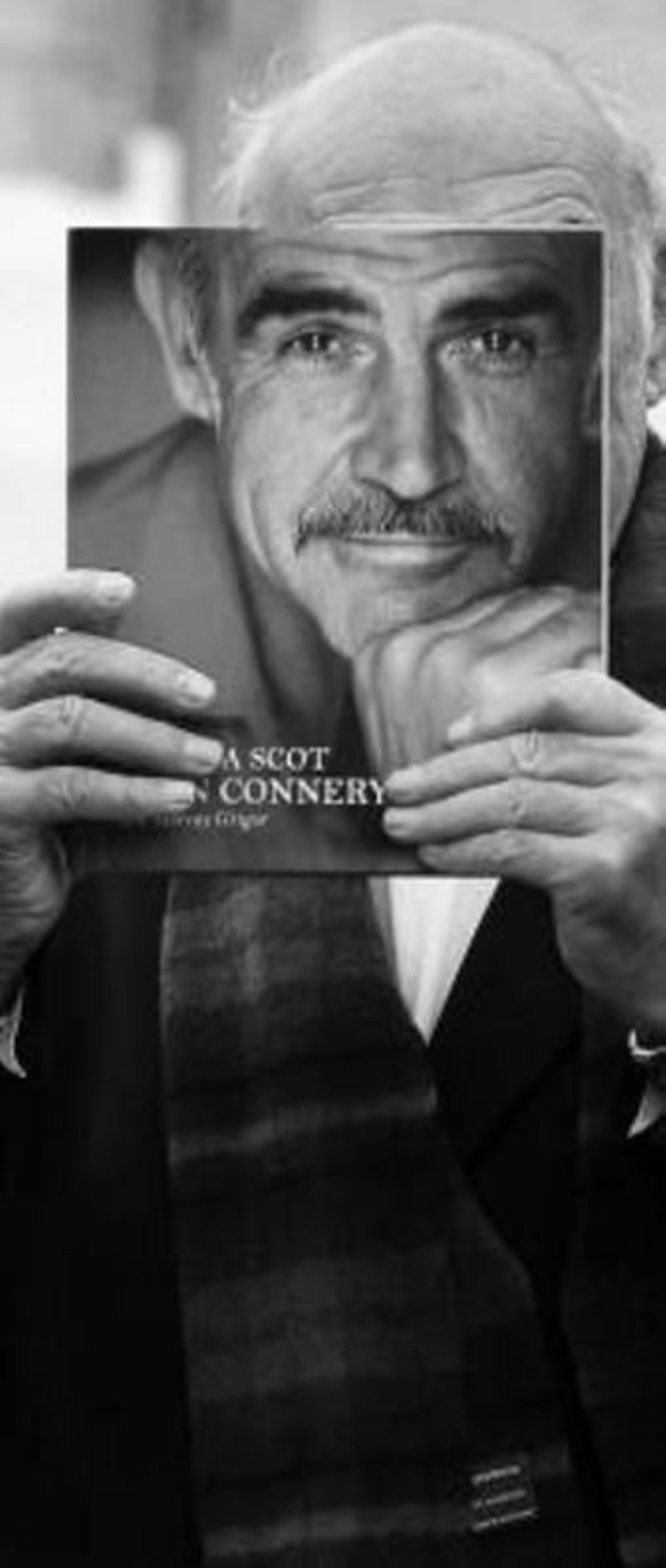 Connery, con su libro.