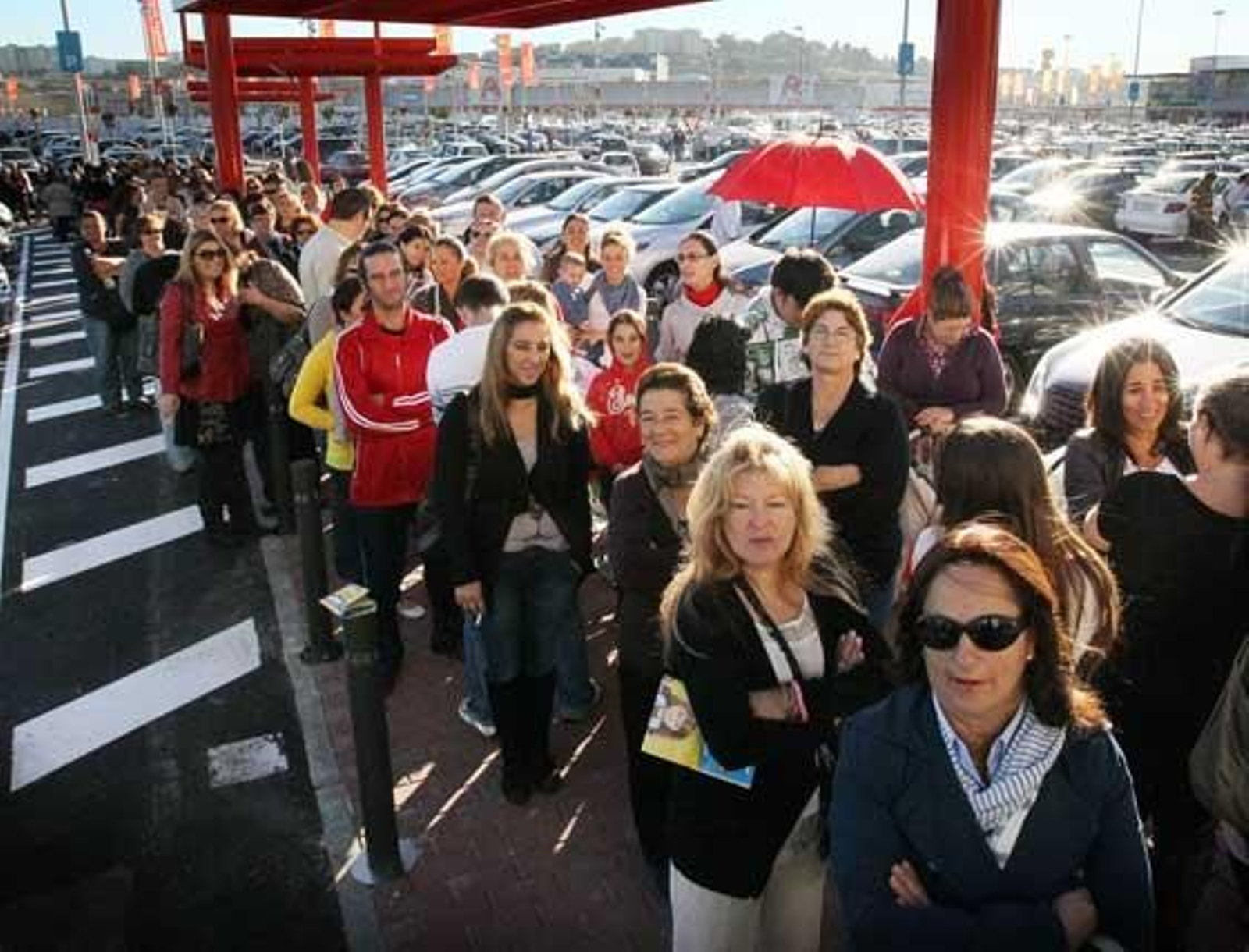 Colas para acceder ayer por la mañana a GMI.

Foto: miguel ángel gonzález