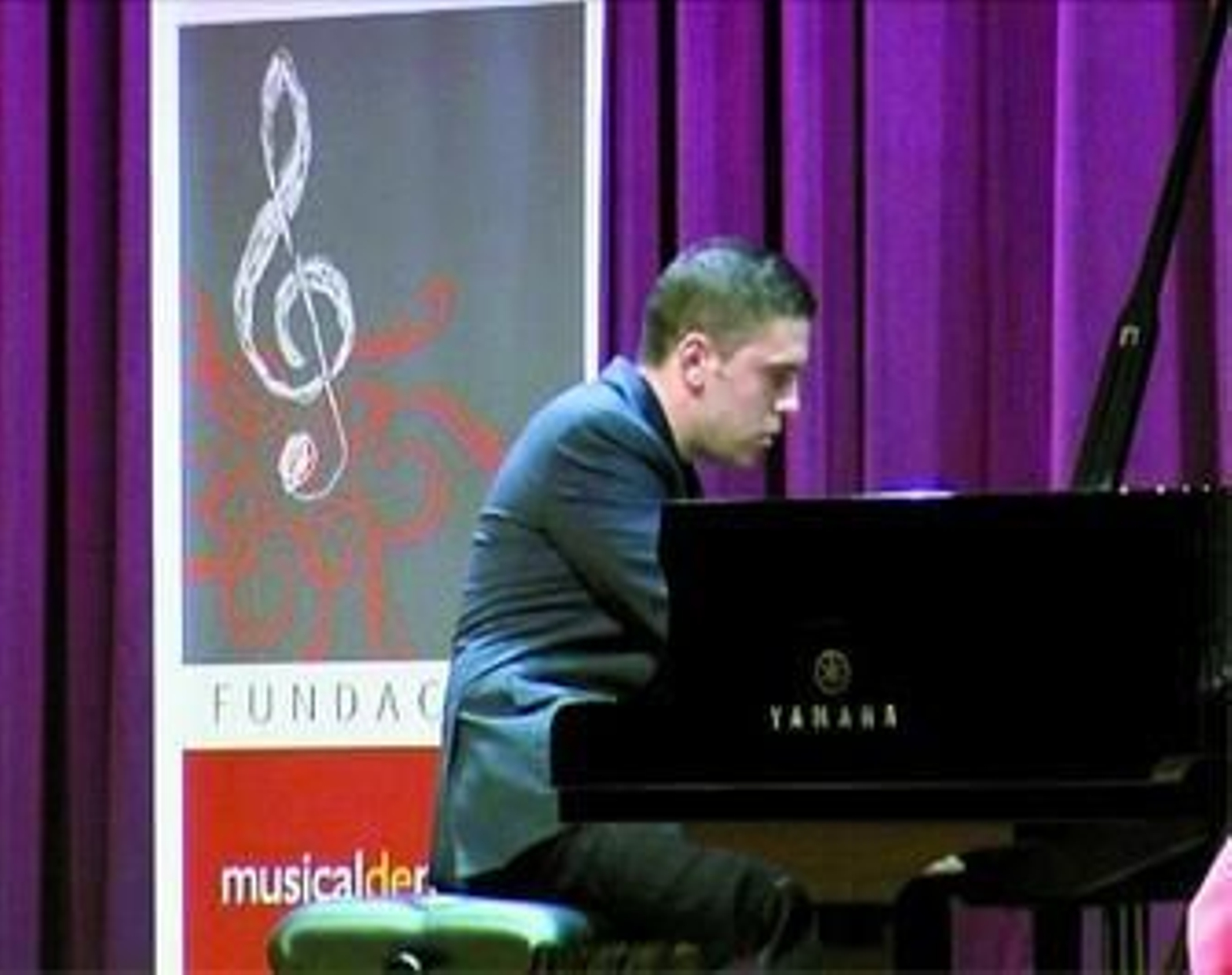 Alberto Martín, donde se encuentra más cómodo, ante el piano.