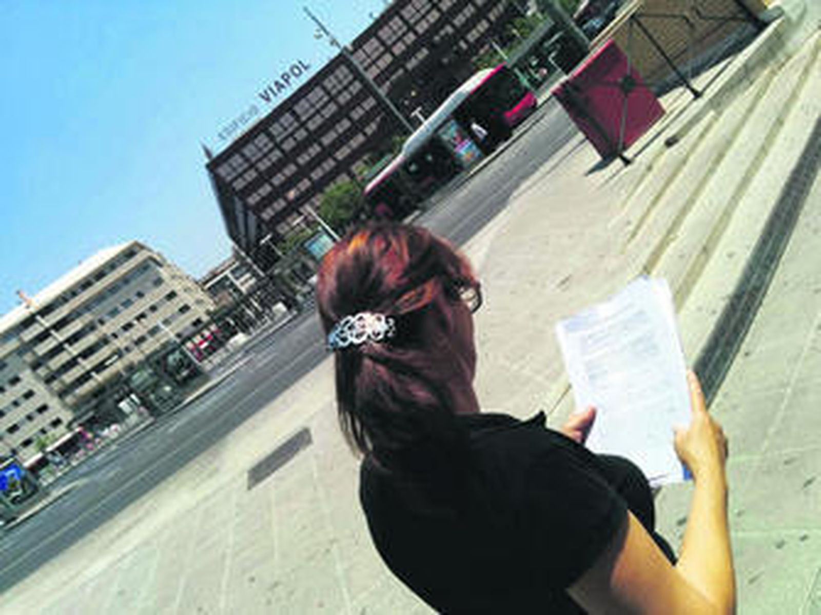 La madre de acogida examina su demanda, frente al edificio Viapol, sede de los juzgados de Primera Instancia.