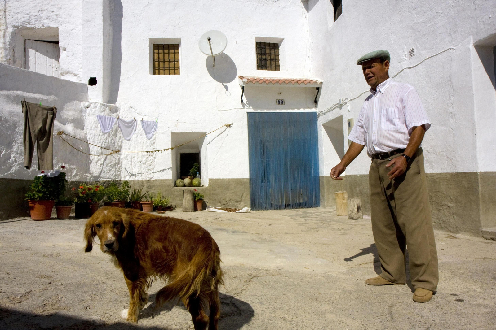 Niños con el pan bajo el brazo en la Granada vaciada: 500 euros por nacimiento