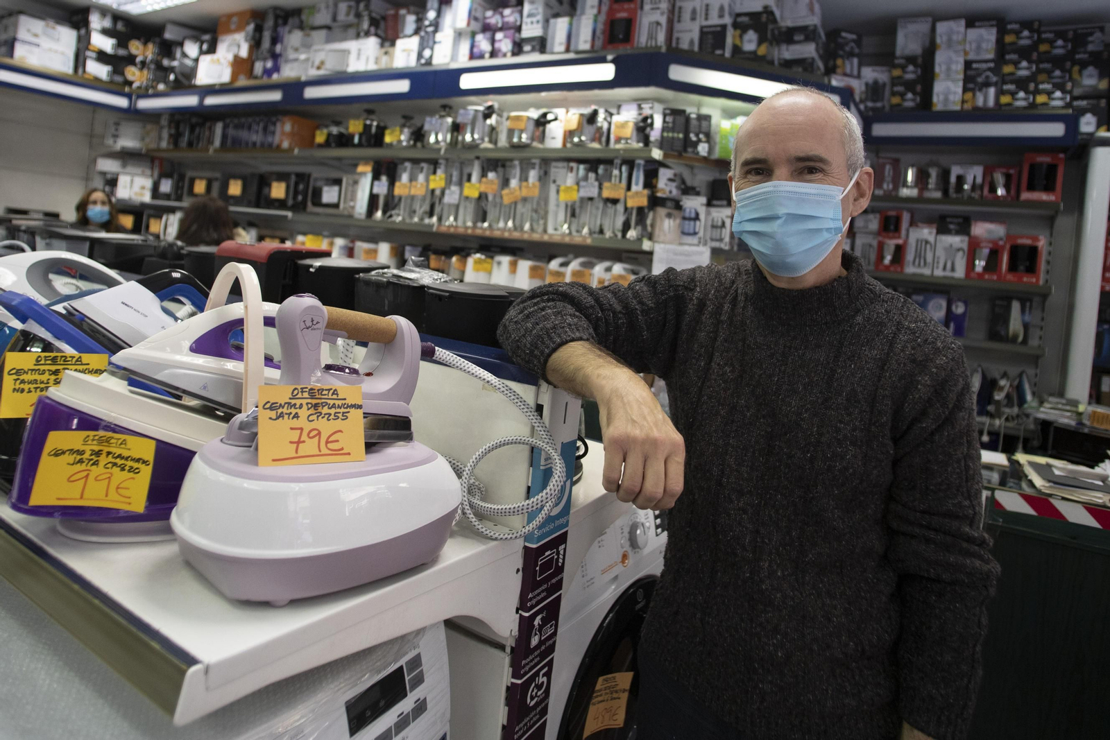 Así ha sido la vuelta de los bares y comercios de Granada tras tres semanas de cierre, en imágenes