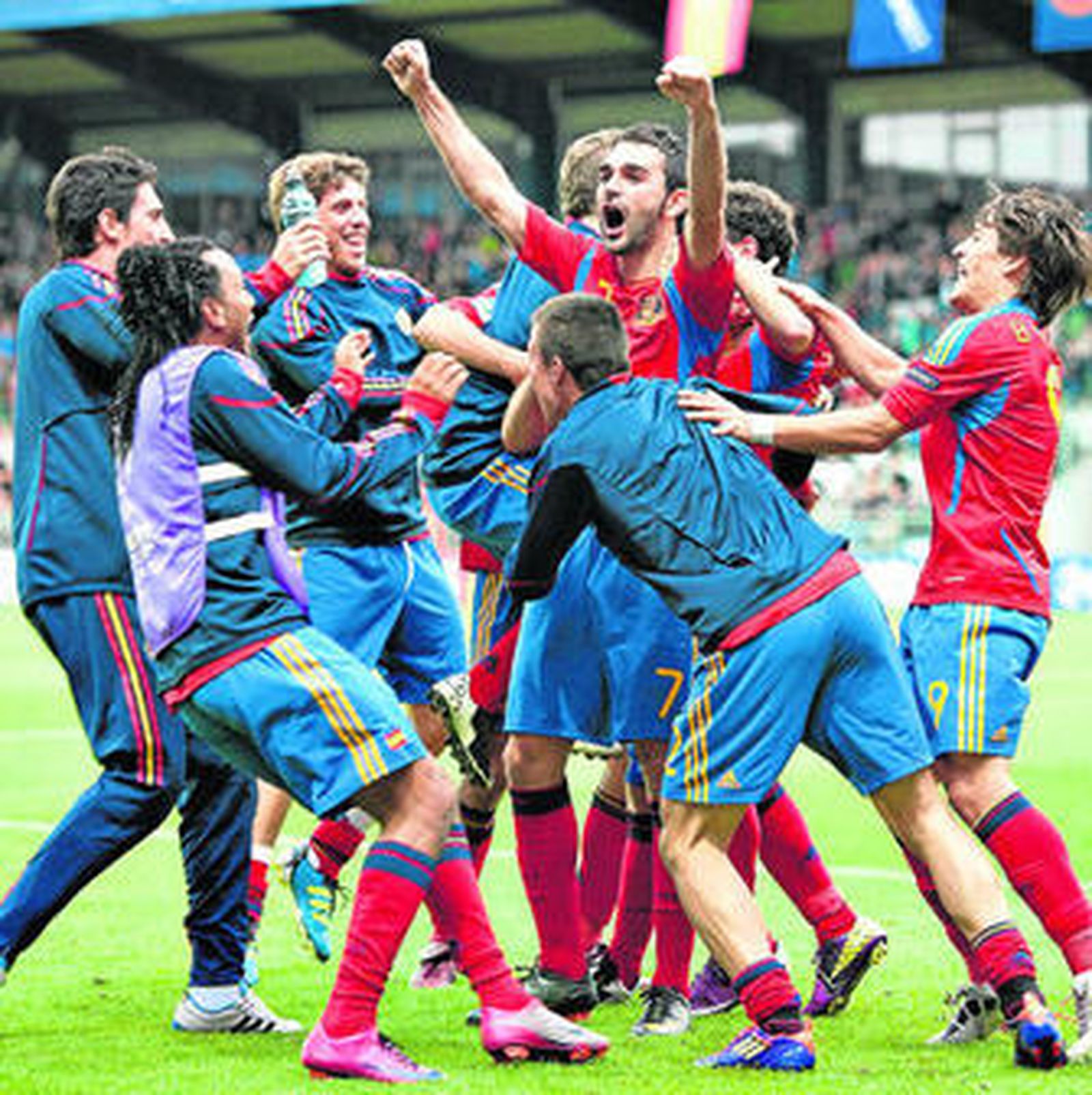 Adrián López celebra, rodeado de compañeros, el segundo gol de España.