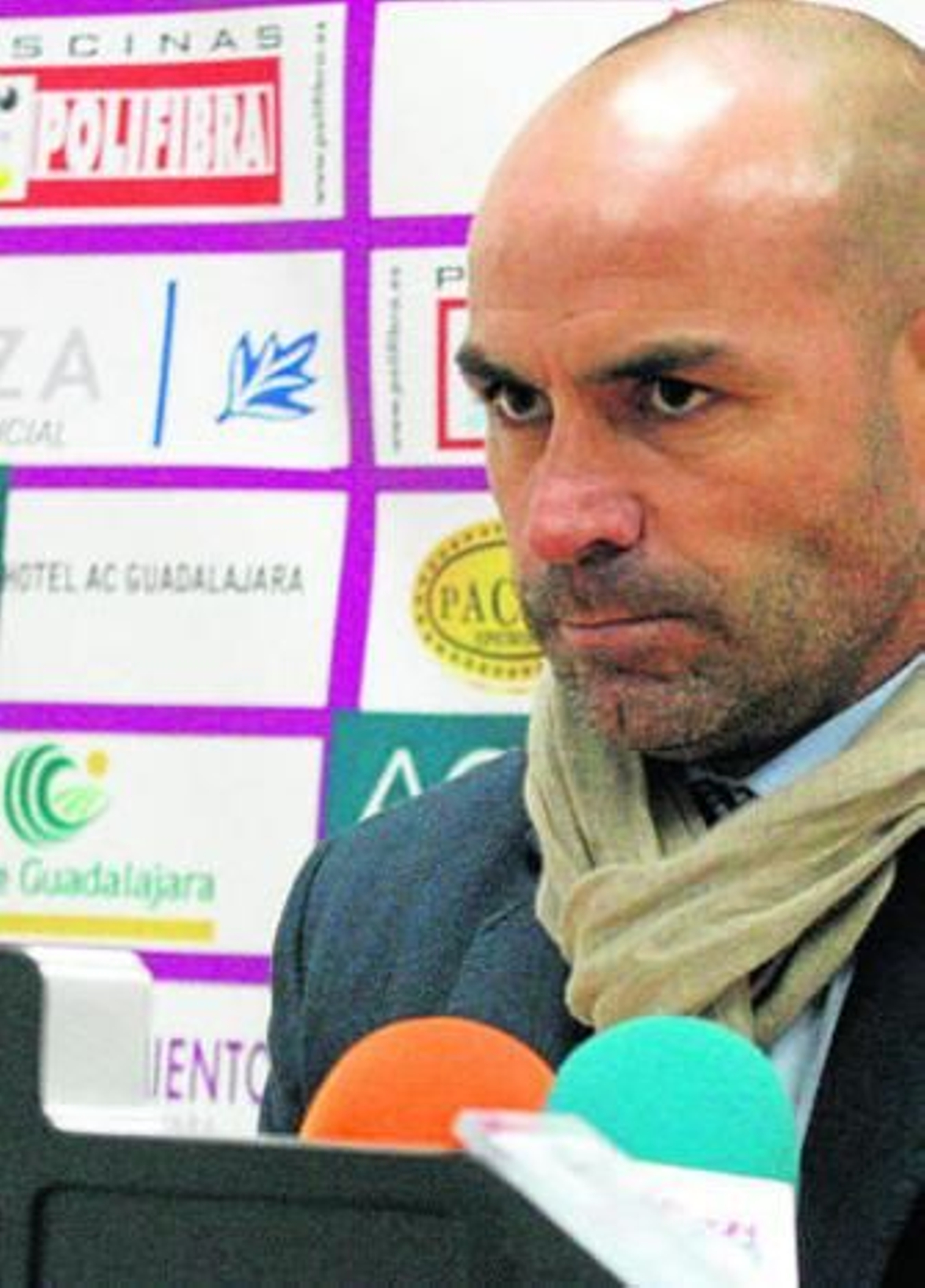 Paco Jémez, con el semblante muy serio durante la conferencia de prensa posterior al partido de ayer.