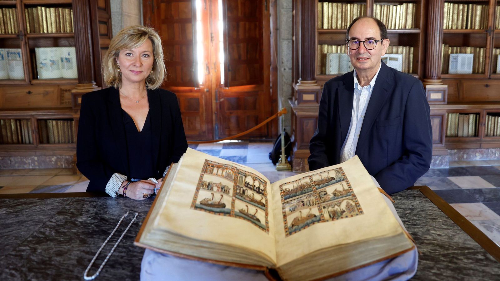 Llanos Castellanos y José Luis del Valle ante uno de los códices.