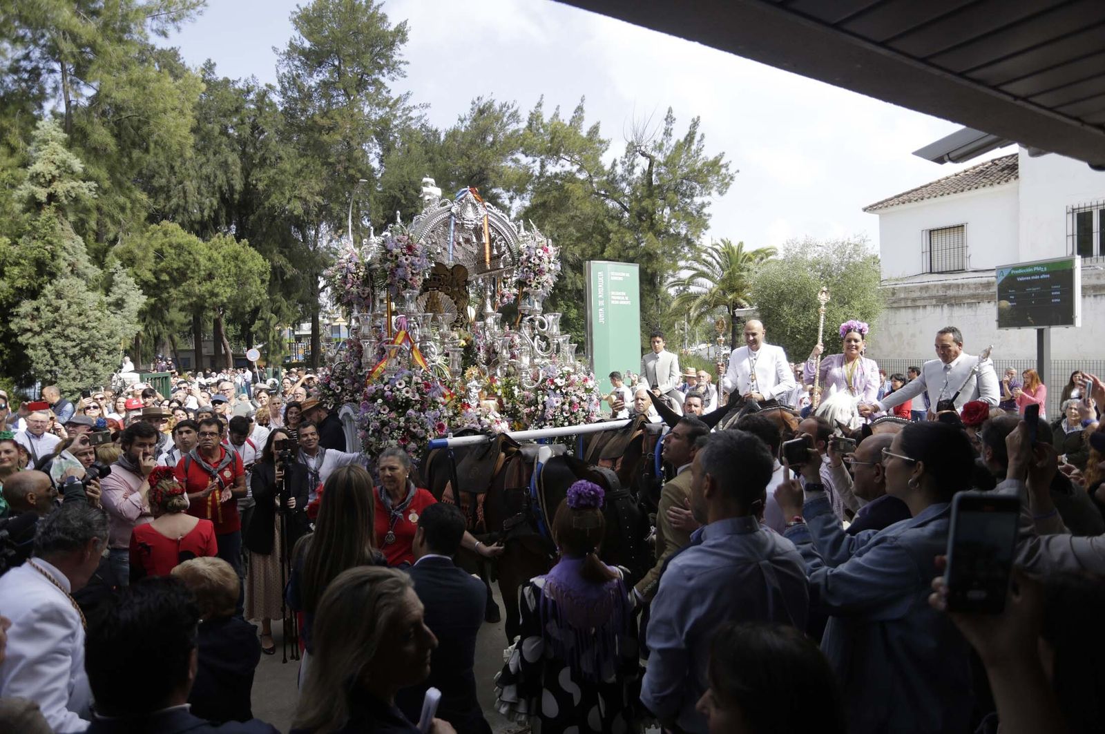 El Rocío 2023: Imágenes de la Hermandad de Emigrantes en su salida de Huelva