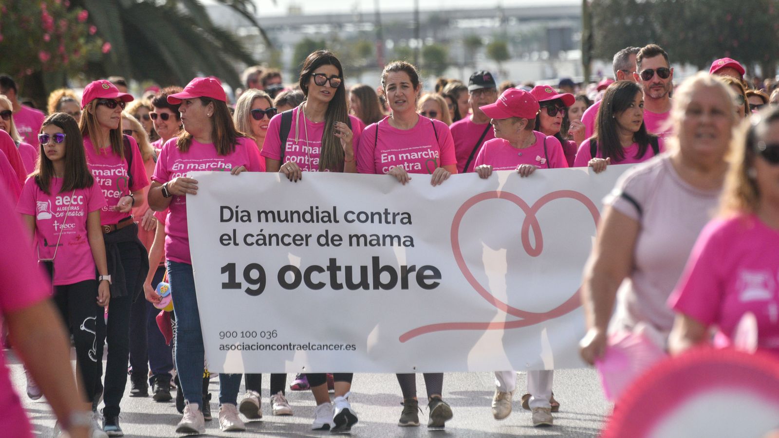 Las fotos de la Marcha contra el cáncer de mama en Algeciras