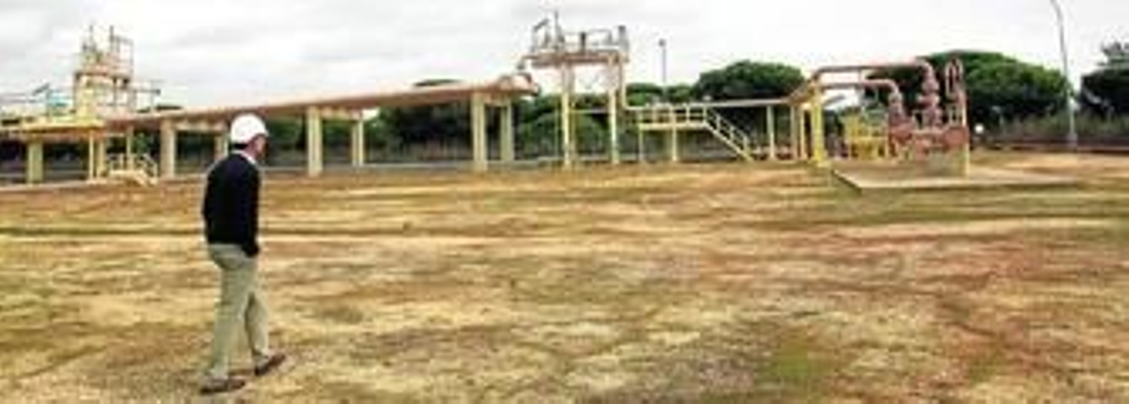 Planta de tratamiento de gas extraído del pozo submarino que Repsol tiene en Mazagón (Huelva).