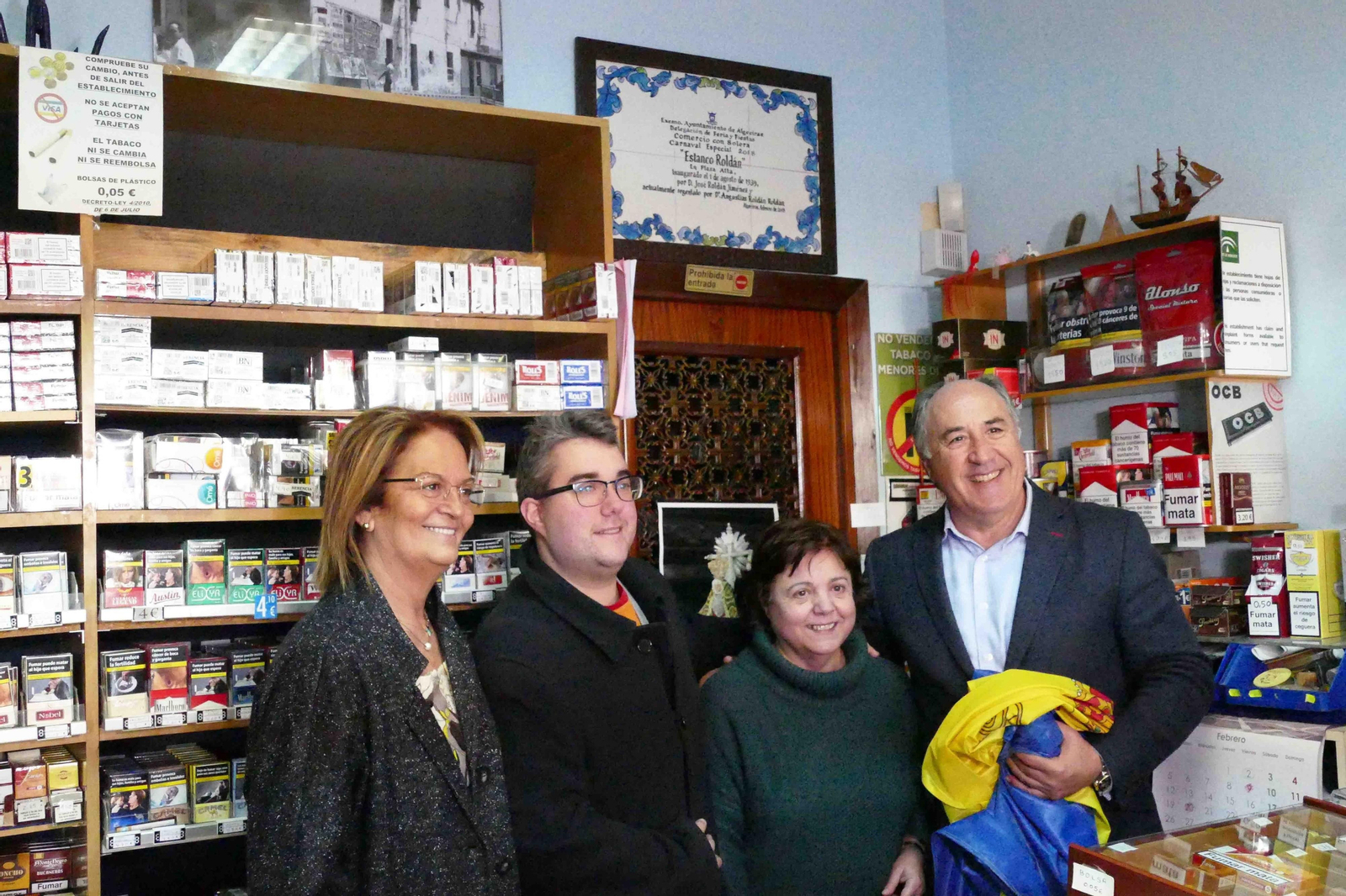 La familia Roldán, junto al alcalde y la concejala de Fiestas, ayer en el estanco.