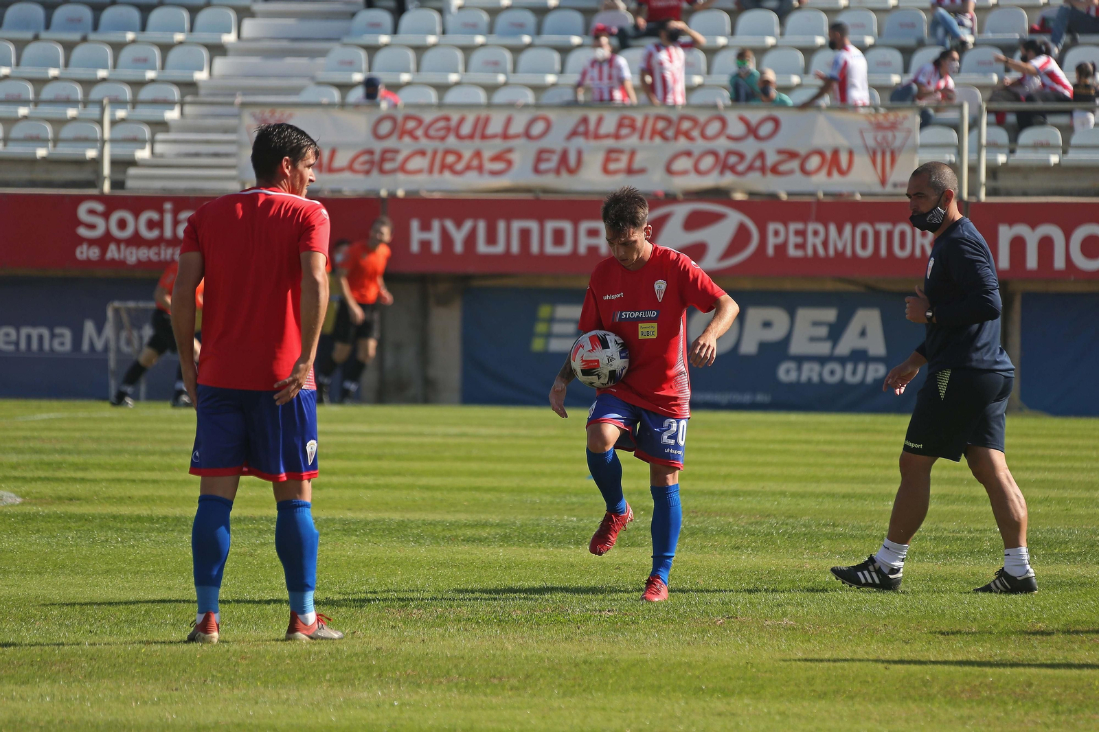 Álvaro Romero da pataditas, con Edu Ubis de espaldas.