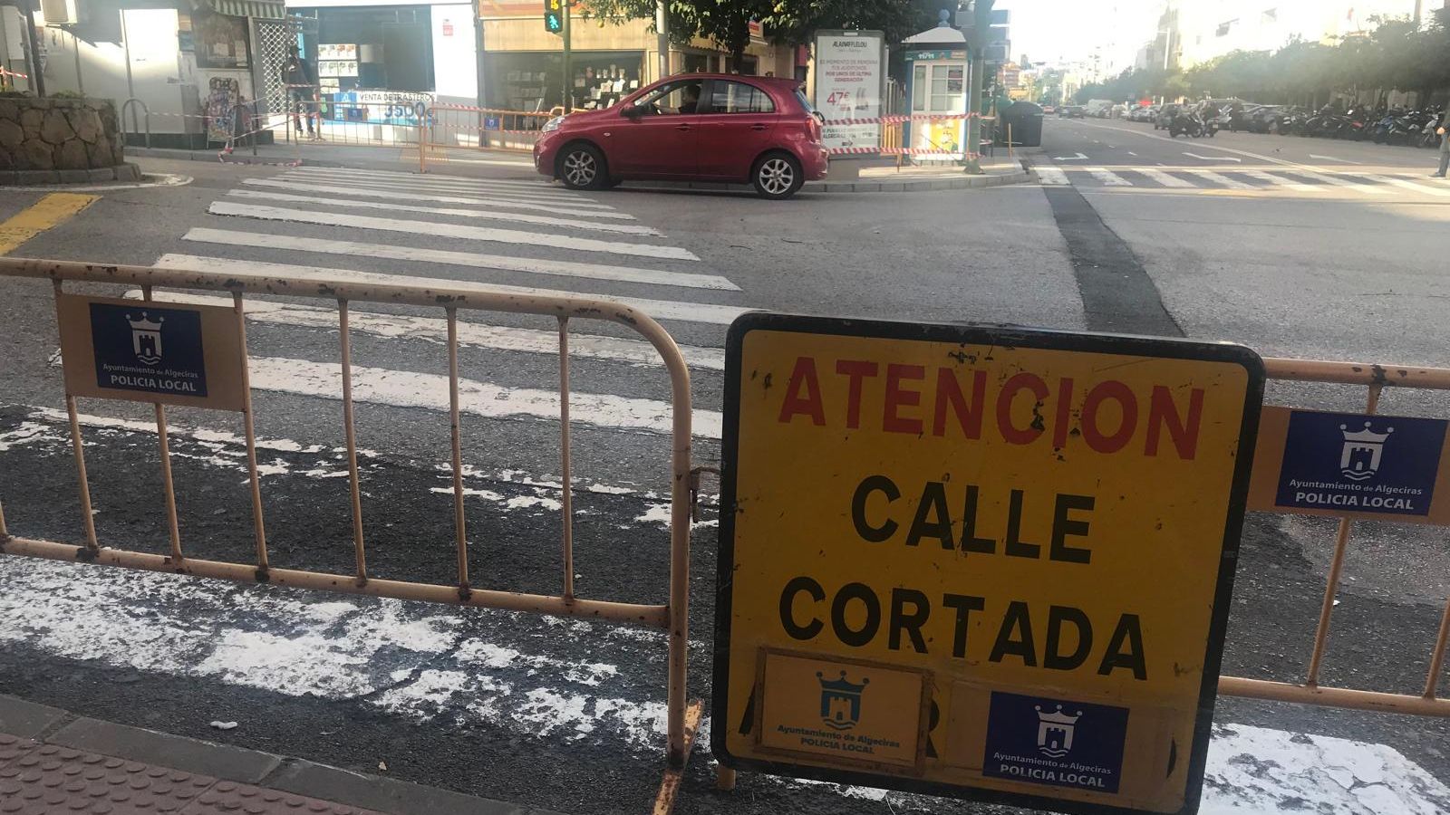 El paso de peatones regulado por semáforo desde la calle Ancha, cortado.