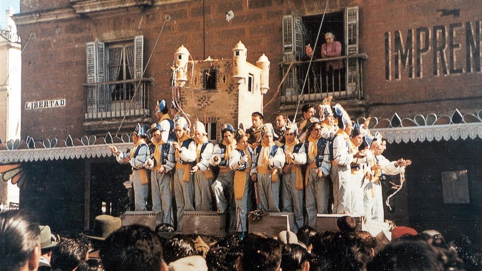 El coro 'Los de pura cepa' (1956) en la calle Libertad.