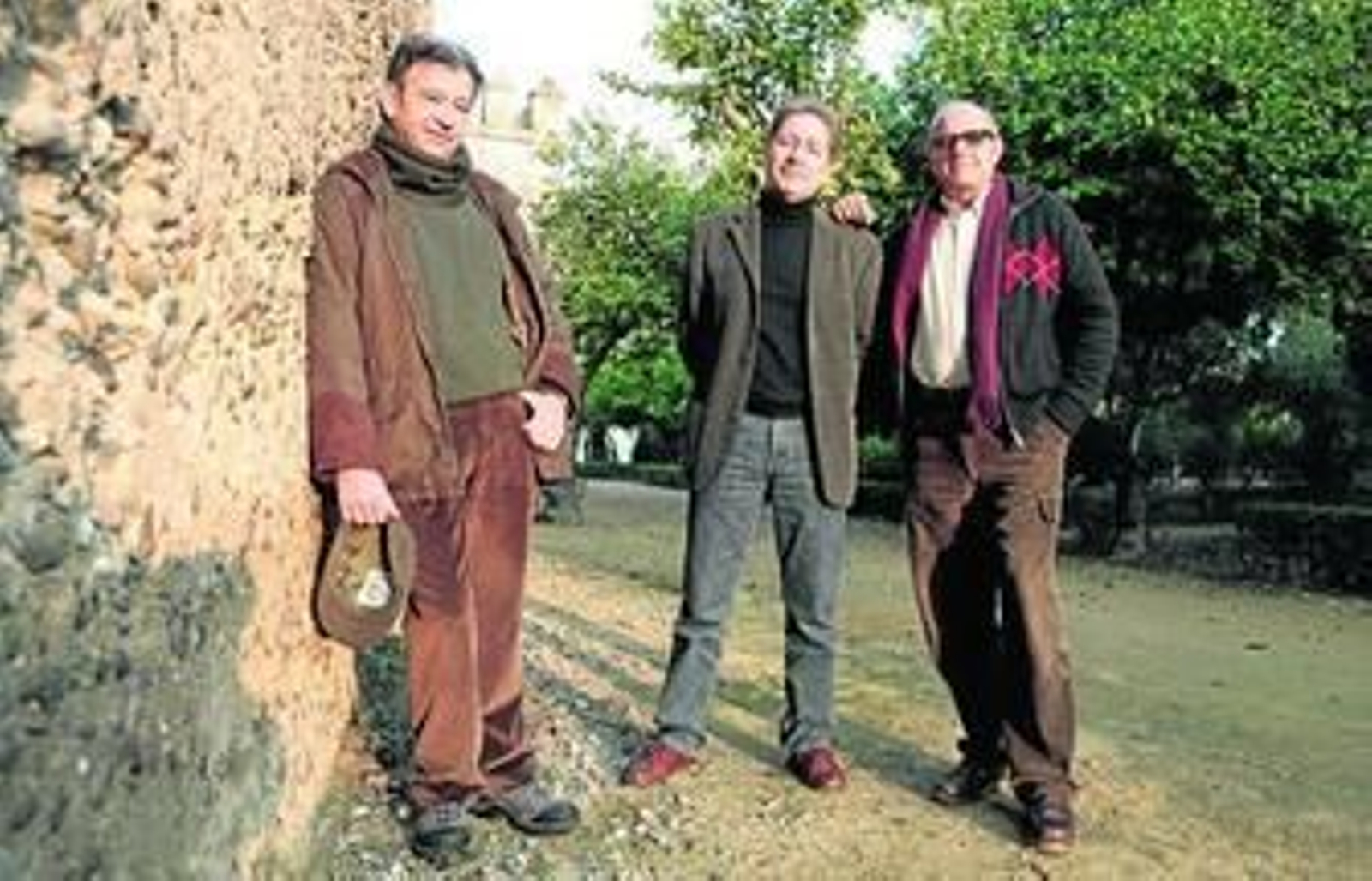 Carlos Gómez, Curro Oñate y Juan Eugenio Mena, de izquierda a derecha, en los jardines del Valle 35 años después de su protesta.
