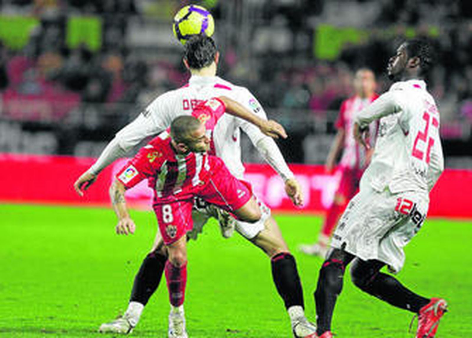 La zaga sevillista vigiló bien la velocidad de Crusat.