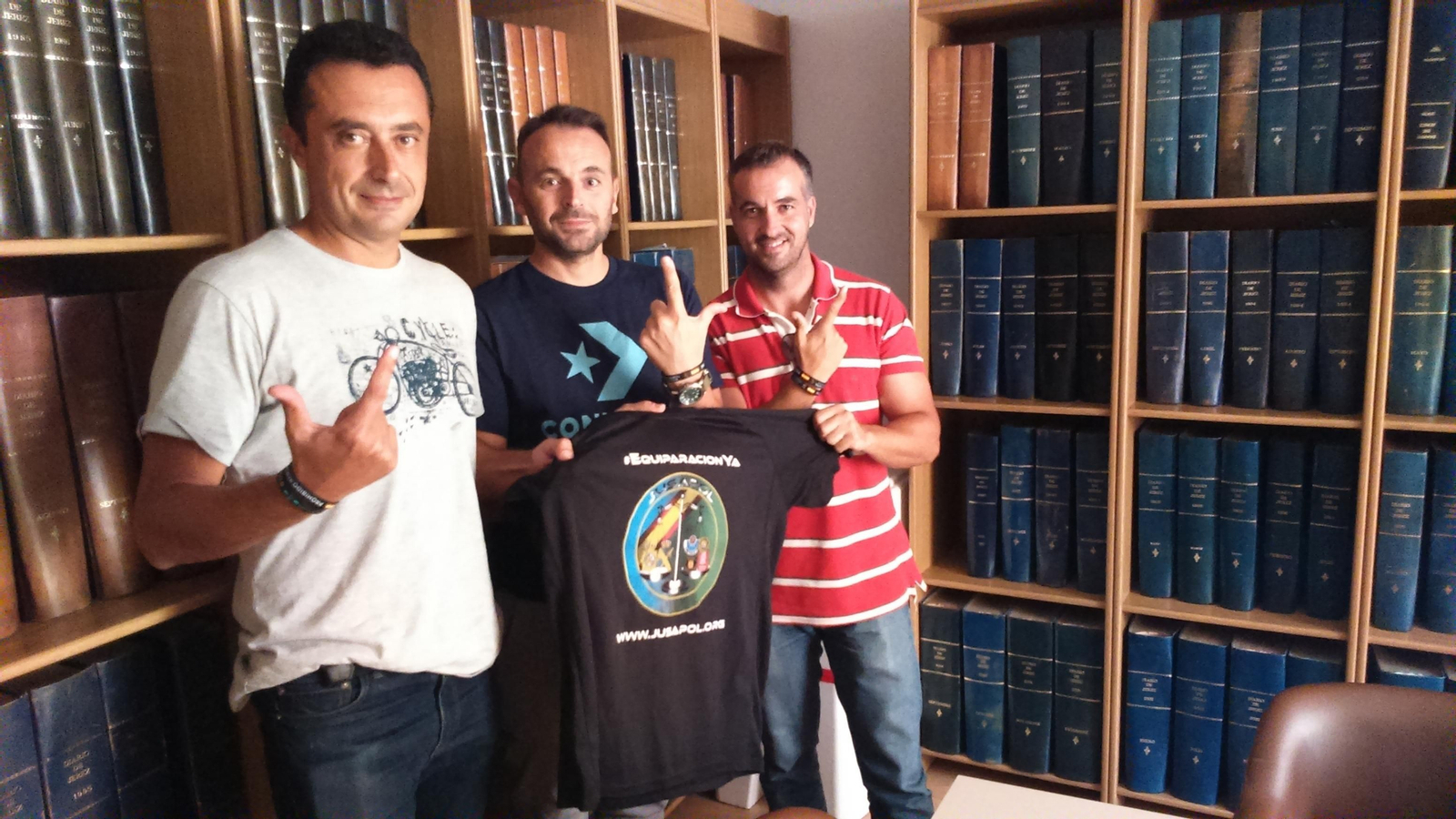 Óscar Troya, Miguel López y Patricio Moreno sostienen una camiseta de Jusapol en la hemeroteca de Diario de Jerez.