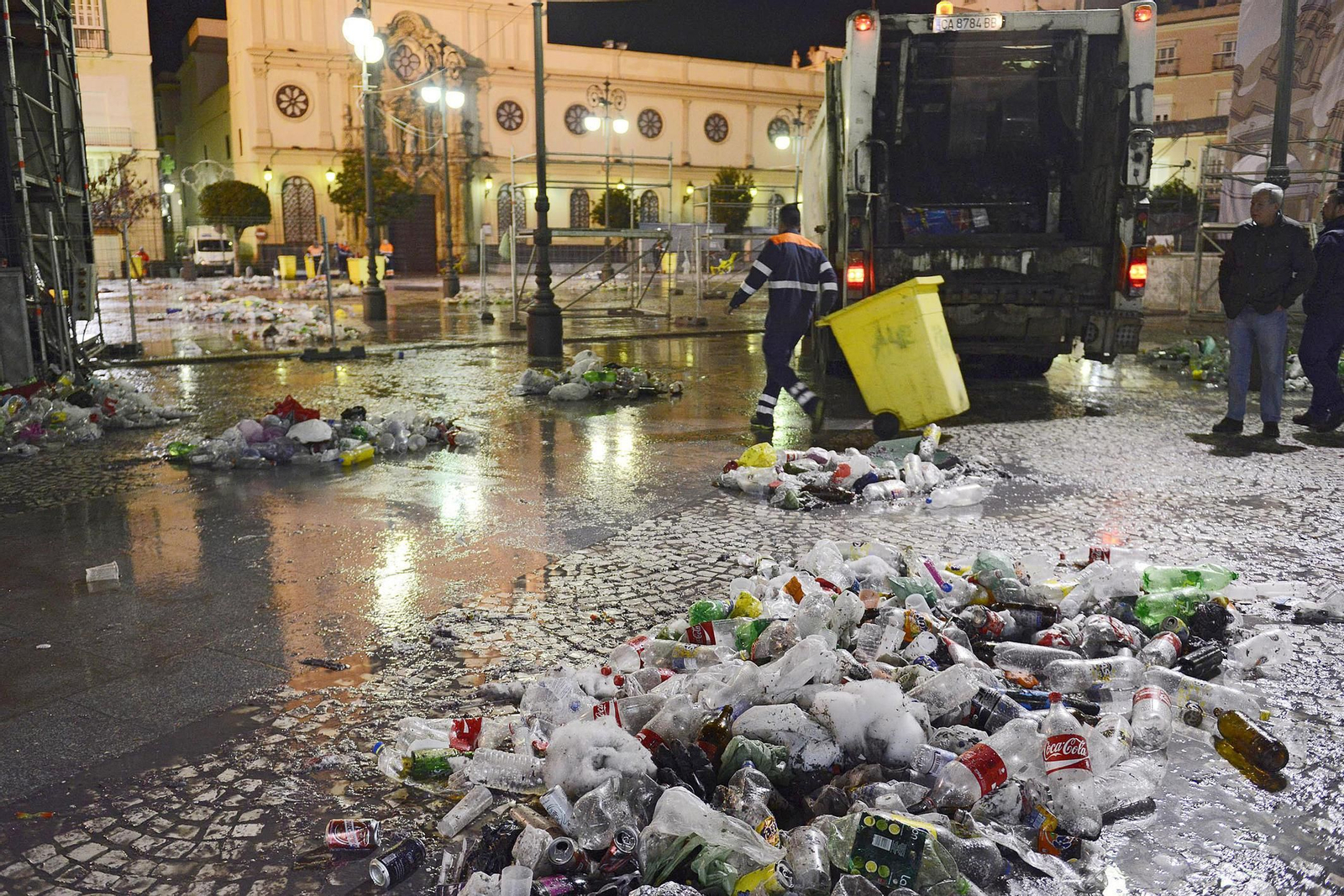 Un operario de limpieza retira la basura de la plaza de San Antonio.