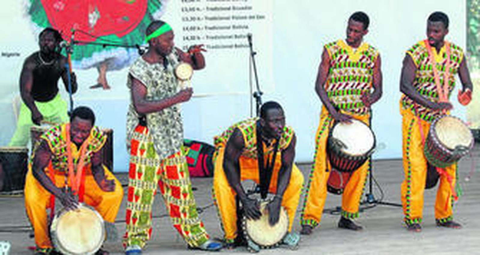 Actuación de un grupo senegalés de percusión y danza en el auditorio Eduardo Ocón.