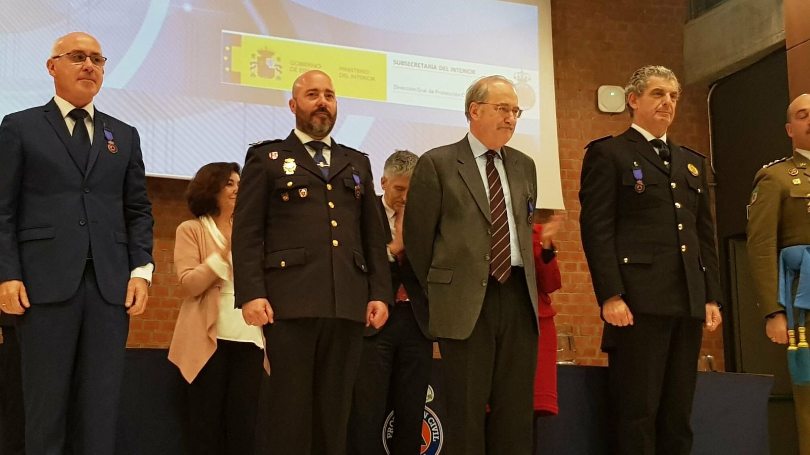 Manuel Sánchez de Alcázar  recibe la medalla al  Mérito de Protección Civil.