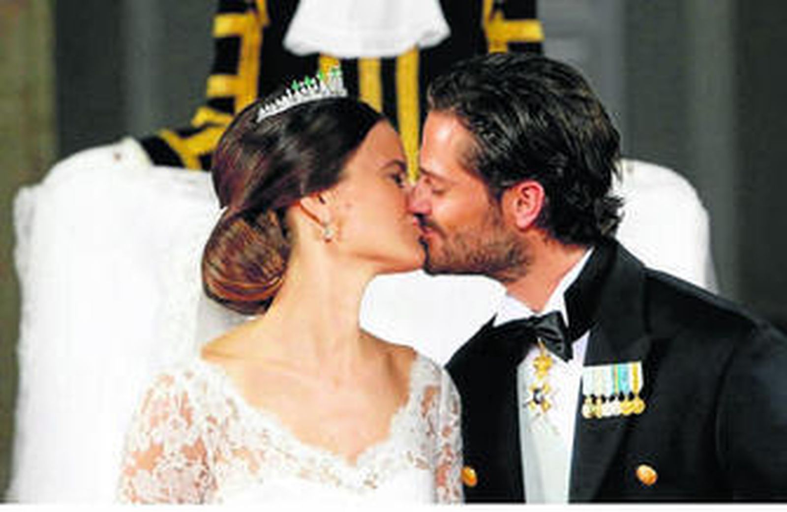 El príncipe Carlos Felipe sella con un beso su bonita historia de amor con Sofía Hellqvist.