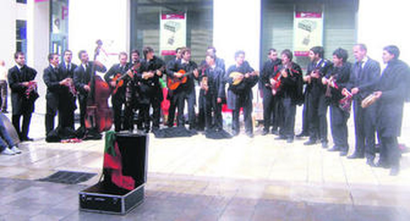 La Tuna de la Facultad de Economía de Oporto, con su espectáculo en la calle Larios, ayer.