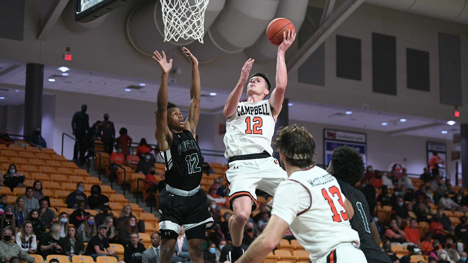 Jesús Carralero deja una bandeja.