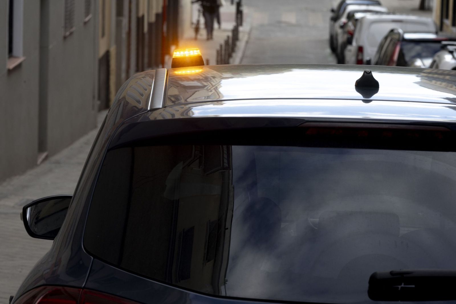 Un coche con una baliza.