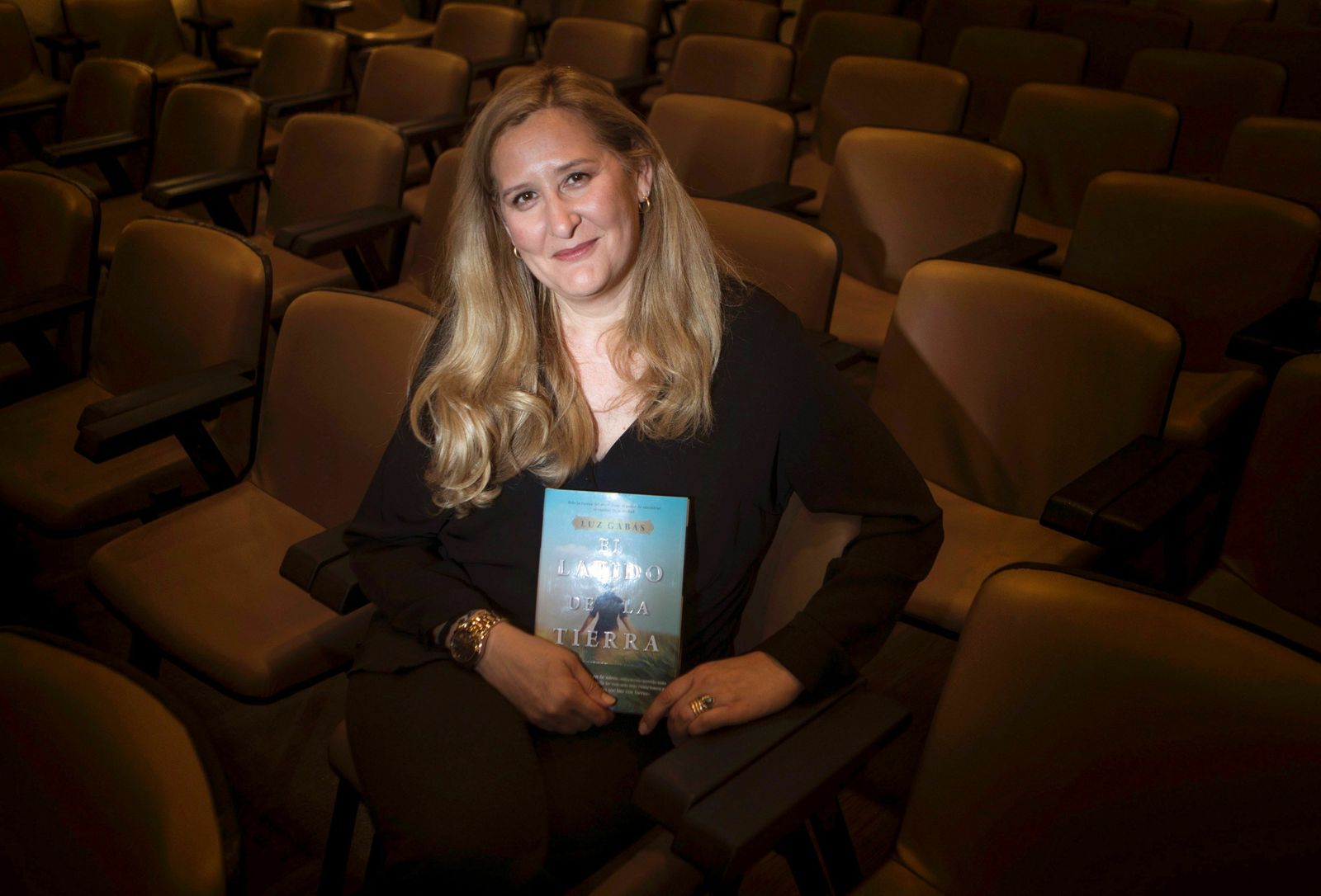 Luz Gabás posa su nueva novela, ‘El latido de la tierra’.