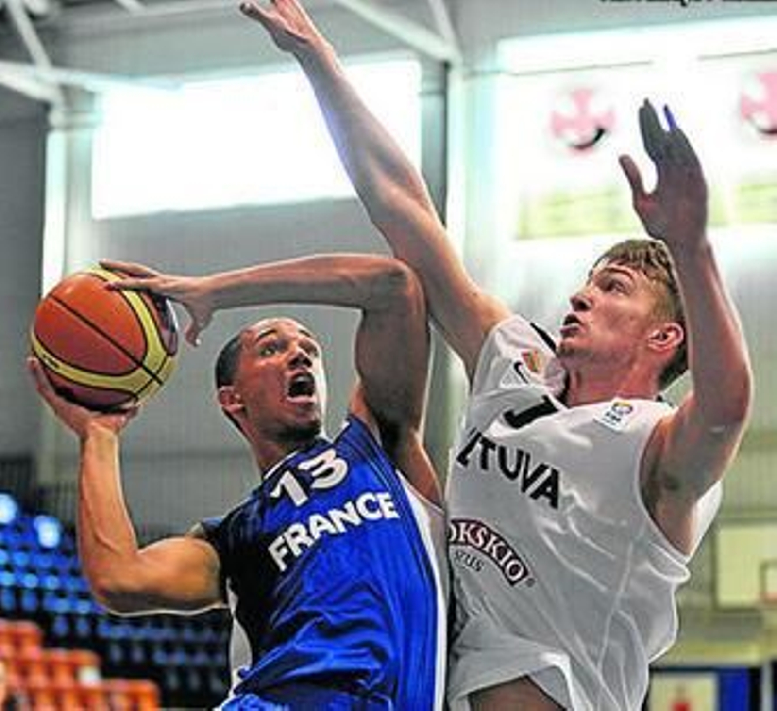 Domas Sabonis intenta taponar a un jugador francés.